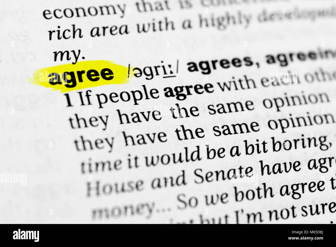 Highlighted English word "agree" and its definition in the dictionary