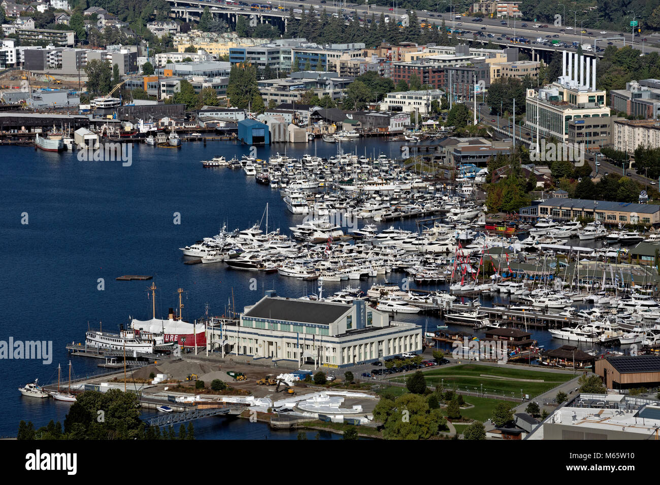 WA13792-00...WASHINGTON - View east of the southern end of Lake Union including, Lake Union Park, the Museum of History and Industry, the Center for W Stock Photo