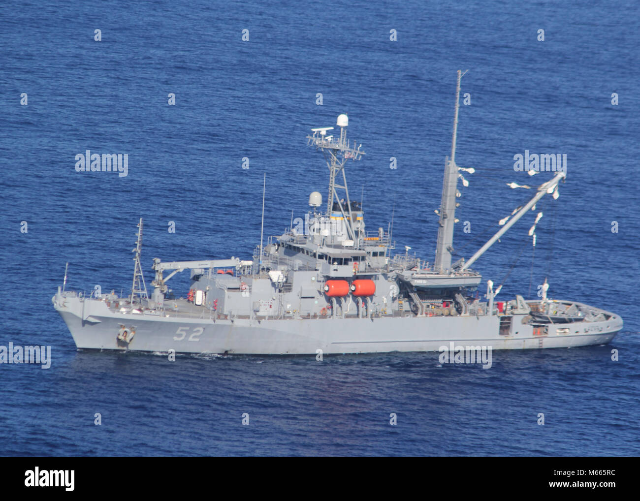 160118-G-ZZ999-025 OAHU, HAWAII (Jan. 18, 2018) The Military Sealift Command Safeguard-class salvage ship USNS Salvor (T-ARS 52) serves as a support platform for Mobile Diving and Salvage Unit (MDSU) 1 , conducting underwater searches in the last known position of two Marine Corps CH-53E Super Stallion helicopters off the North Shore of Oahu. MDSU-1 is equipped with side scan sonar and a remotely operated vehicle. (U.S. Coast Guard photo by Air Station Barbers Point Public Affairs/Released) Stock Photo