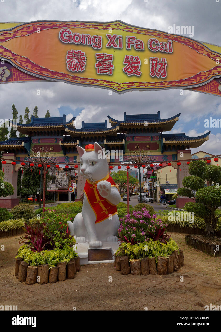 The Landmark White Cat Statue On Jalan Pdungan Kuching Sarawak Stock Photo Alamy