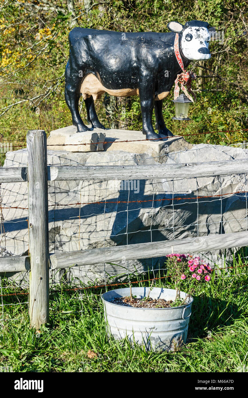 West Virginia,Appalachia Greenbrier County,Alderson,dairy cow,domesticated animal,milk,statue,public art artwork,sculpture,farm entrance,visitors trav Stock Photo