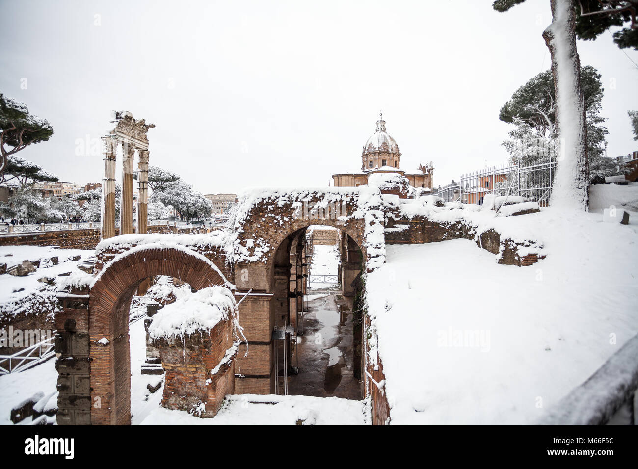 A lovely day of snow in Rome, Italy, 26th February 2018: a beautiful ...