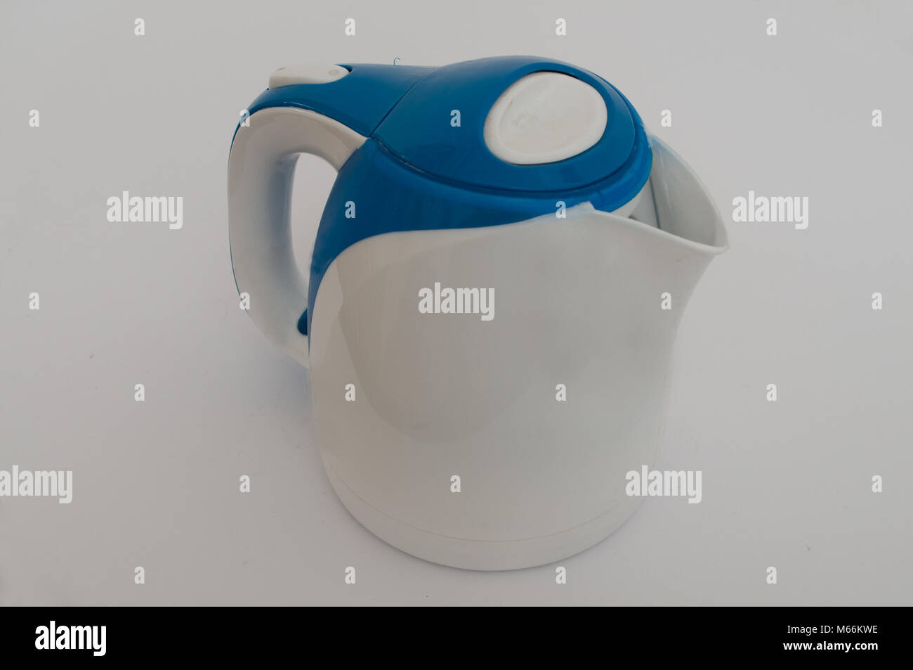 https://c8.alamy.com/comp/M66KWE/blue-and-white-electric-kettle-on-a-white-background-M66KWE.jpg