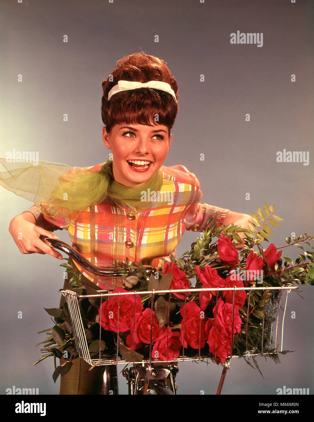 1960s SMILING TEEN GIRL WITH TEASED BRUNETTE BOUFFANT HAIRDO RIDING BICYCLE WITH RED ROSES BOUQUET IN BASKET - kf4337 HAR001 HARS PLEASED JOY LIFESTYLE FEMALES STUDIO SHOT BIKING ROSES HEALTHINESS ONE PERSON ONLY COPY SPACE HALF-LENGTH LADIES TEENAGE GIRL CONFIDENCE HEADBAND TRANSPORTATION NOSTALGIA 16-17 YEARS BRUNETTE HAPPINESS WELLNESS LEISURE STYLES HAIRSTYLE RECREATION SMILES JOYFUL FASHIONS TEENAGED HAIRDO JUVENILES TEASED YOUNG ADULT WOMAN BANGS BIG HAIR BIKER BOUFFANT CAUCASIAN ETHNICITY HAIR BOW OLD FASHIONED PERSONS Stock Photo