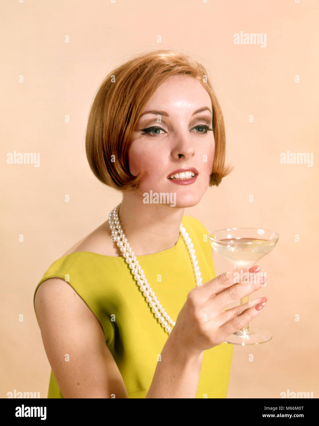 1960s PRETTY WOMAN RED HAIR LIME GREEN DRESS PEARL NECKLACE TOASTING WITH CHAMPAGNE GLASS - kf4586 HAR001 HARS GROWN-UP INDOORS MARTINI NOSTALGIA 20-25 YEARS 25-30 YEARS SINGLE OBJECT PRETTY COSMETICS BEVERAGE STYLES TOAST STRATEGY FLUID HAIRSTYLE TOASTING FASHIONS MID-ADULT MID-ADULT WOMAN PAGEBOY CAUCASIAN ETHNICITY CITRUS FRUIT EYE MAKEUP GOOD TEETH LIME OLD FASHIONED PERSONS Stock Photo