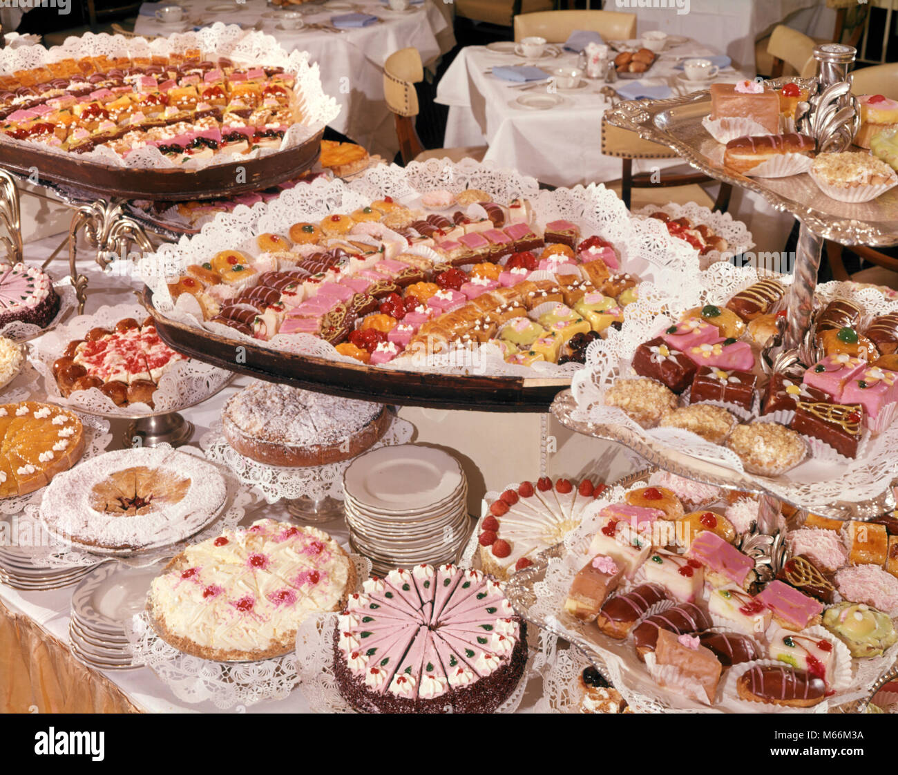 1960s RESTAURANT DESSERT BUFFET DISPLAY PASTRIES INCLUDING SWEETS CAKES PIES ECLAIRS PETITS FOURS - kf5844 HAR001 HARS OLD FASHIONED OVERABUNDANCE PETIT FOUR PETITS FOURS PROFUSION QUANTITY SELF SERVE Stock Photo
