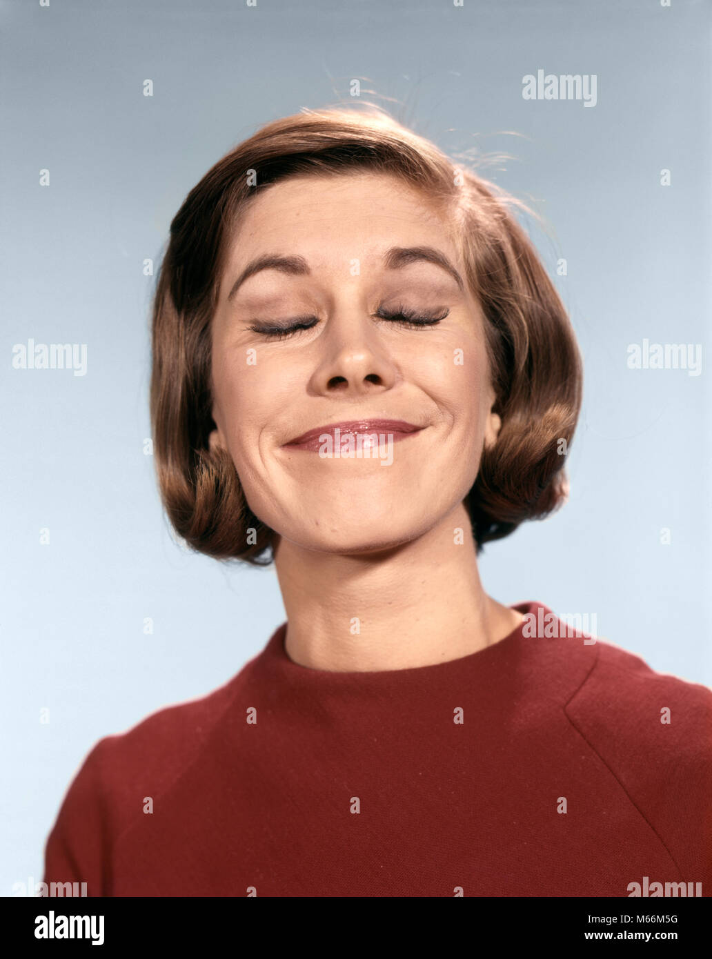 1960s PORTRAIT OF YOUNG WOMAN IN SWEATER WITH SMUG SMILE PLEASED AND HAPPY EXPRESSION - kg2441 HAR001 HARS GROWN-UP INDOORS CONFIDENCE NOSTALGIA SMUG 20-25 YEARS SUCCESS HAPPINESS HEAD AND SHOULDERS CHEERFUL CUSTOMER SERVICE PRIDE FEELING SMILES JOYFUL EMOTION EMOTIONAL EMOTIONS FACIAL EXPRESSION PEOPLE ADULTS SELF SATISFIED YOUNG ADULT WOMAN CAUCASIAN ETHNICITY EXPRESSIVE INDIVIDUAL OLD FASHIONED PERSONS SELF-ACTUALIZATION VICTOR Stock Photo