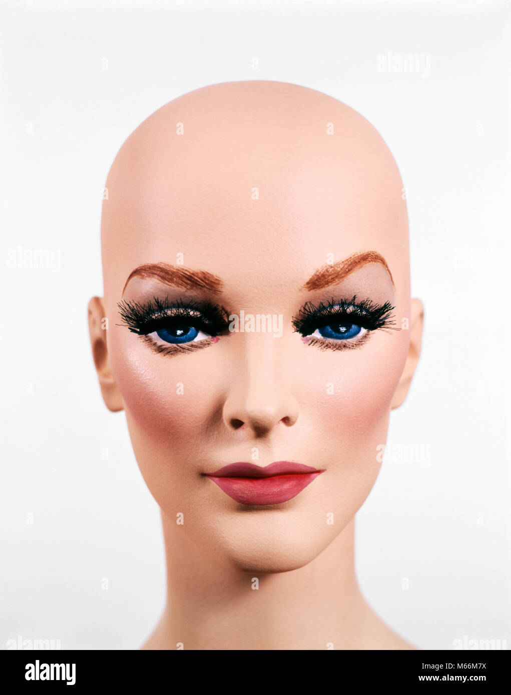 BALD HEAD OF FEMALE MANNEQUIN DUMMY LOOKING AT CAMERA - kg6663 HAR001 HARS ZANY UNCONVENTIONAL CONCEPTUAL STILL LIFE IMAGINATION STARE IDIOSYNCRATIC RED LIPSTICK AMUSING ECCENTRIC PEOPLE ADULTS STIFF UNEMOTIONAL UNFEELING UNREAL CAUCASIAN ETHNICITY DUMMIES EMOTIONLESS ERRATIC IMITATION LOOKING AT CAMERA OCCUPATIONS OLD FASHIONED PERSONS Stock Photo