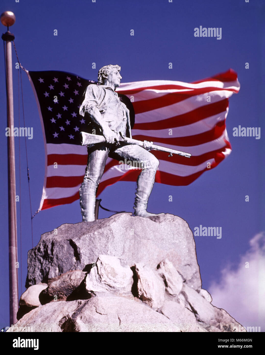 THE LEXINGTON MINUTEMAN STATUE SUPERIMPOSED ON AMERICAN FLAG AGAINST BLUE SKY LEXINGTON BATTLE GREEN MASSACHUSETTS USA - kh2852 HAR001 HARS CITIZEN EXCITEMENT PRIDE 1776 PATRIOT POLITICS WAR OF INDEPENDENCE CONCEPTUAL LEXINGTON PATRIOTIC REVOLT AMERICAN REVOLUTIONARY WAR SYMBOLIC 1770s CAPTAIN JOHN PARKER COLONIES CONCORD FIREARM FIREARMS MALES MINUTEMAN NATIONAL HISTORIC LANDMARK PATRIOTISM RED WHITE AND BLUE STATUES 1775 AMERICAN FLAG APRIL 1775 APRIL 19 BATTLE OF LEXINGTON BATTLES HENRY HUDSON KITSON LEXINGTON BATTLE GREEN LEXINGTON COMMON MILITIA MINUTEMEN OLD FASHIONED PERSONS Stock Photo