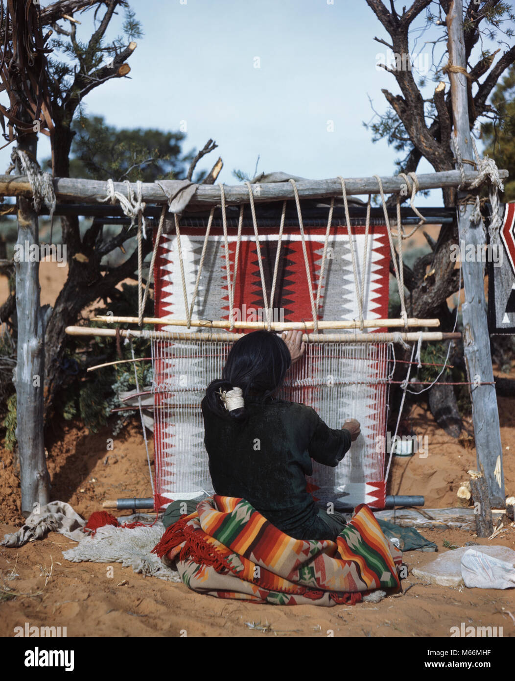 Navajo weaving loom hires stock photography and images Alamy