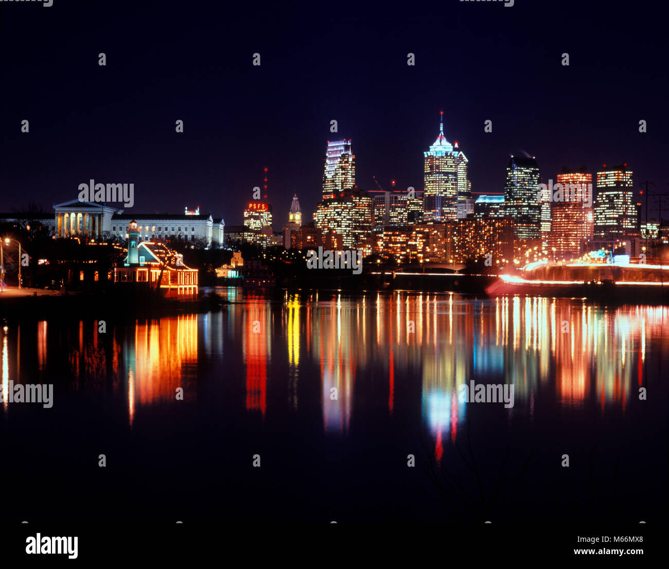 1990s CITY SKYLINE AT NIGHT WITH BELL ATLANTIC TOWER LIBERTY PLACE ART MUSEUM PHILADELPHIA PENNSYLVANIA USA - kp5687 DEG002 HARS CITIES KEYSTONE STATE EDIFICE NIGHTTIME ART MUSEUM BOATHOUSE ROW CITY OF BROTHERLY LOVE CRADLE OF LIBERTY LIBERTY PLACE OLD FASHIONED Stock Photo