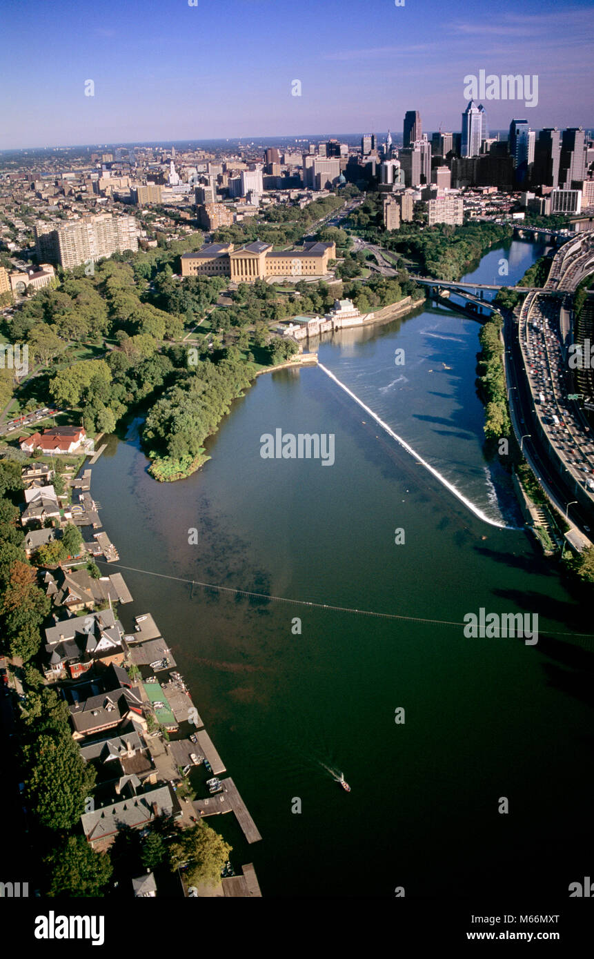 1990s 1994 AERIAL VIEW OF SCHUYLKILL RIVER AND SKYLINE PHILADELPHIA PENNSYLVANIA USA - kp6142 DEG002 HARS STRUCTURES CITIES KEYSTONE STATE EDIFICE MID-ATLANTIC STATE COMMONWEALTHS 1994 AERIAL VIEW AERIALS ART MUSEUM BOATHOUSE ROW BROTHERLY LOVE CITY OF BROTHERLY LOVE DFAM OLD FASHIONED WATER WORKS Stock Photo