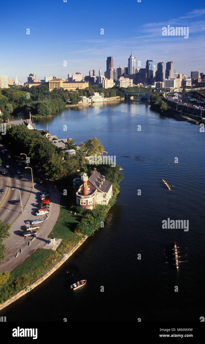 1990s 1994 AERIAL VIEW OF SCHUYLKILL RIVER AND PHILADELPHIA SKYLINE USA - kp6144 DEG002 HARS CITIES DAYTIME KEYSTONE STATE DAYLIGHT EDIFICE DELAWARE VALLEY AERIAL VIEW ART MUSEUM BOATHOUSE ROW BROTHERLY LOVE CITY OF BROTHERLY LOVE CRADLE OF LIBERTY OLD FASHIONED SCULLERS SCULLS WATER WORKS Stock Photo