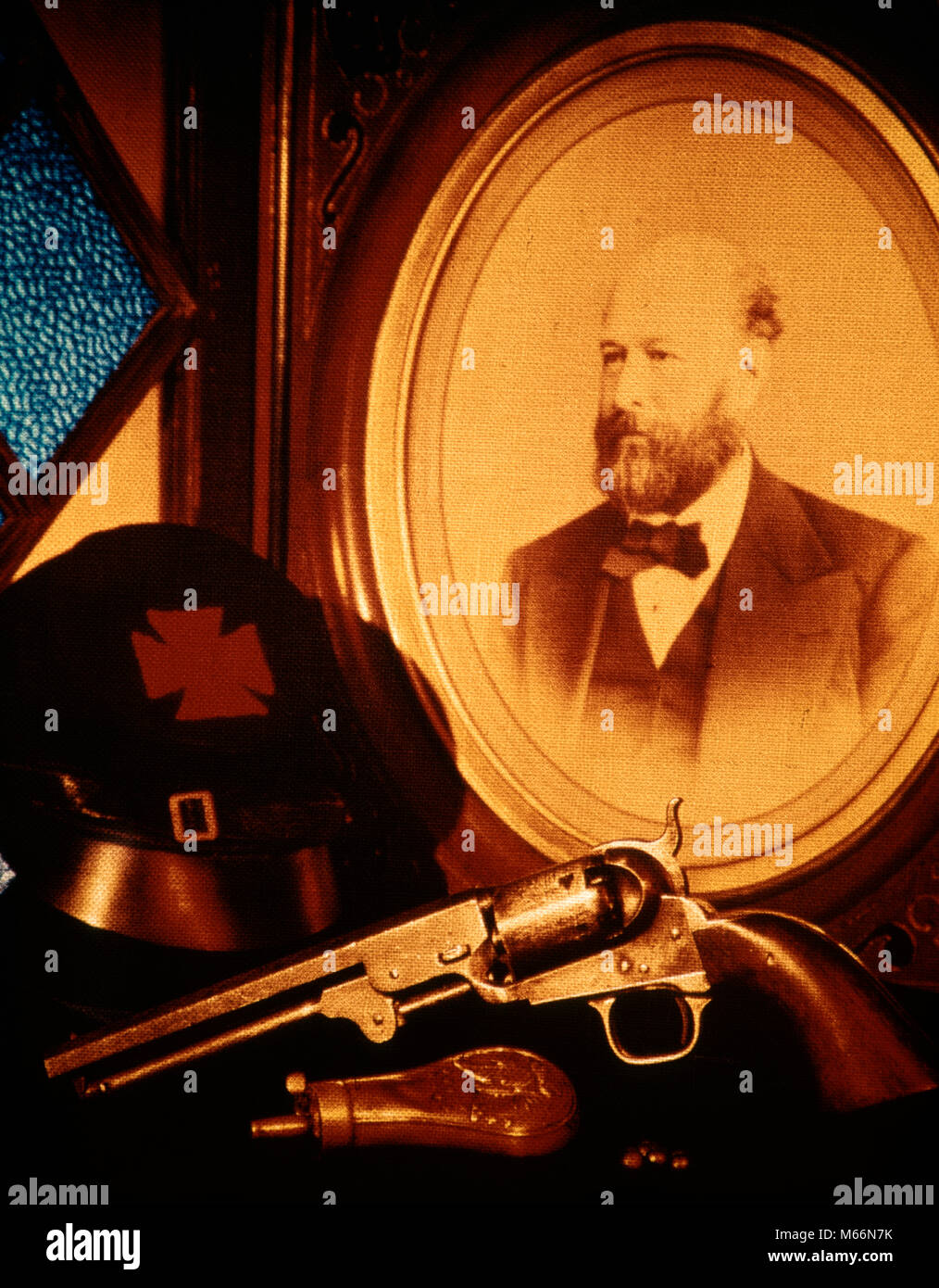 ORNAMENTAL GUN POWDER HOLDER – The Antique Story