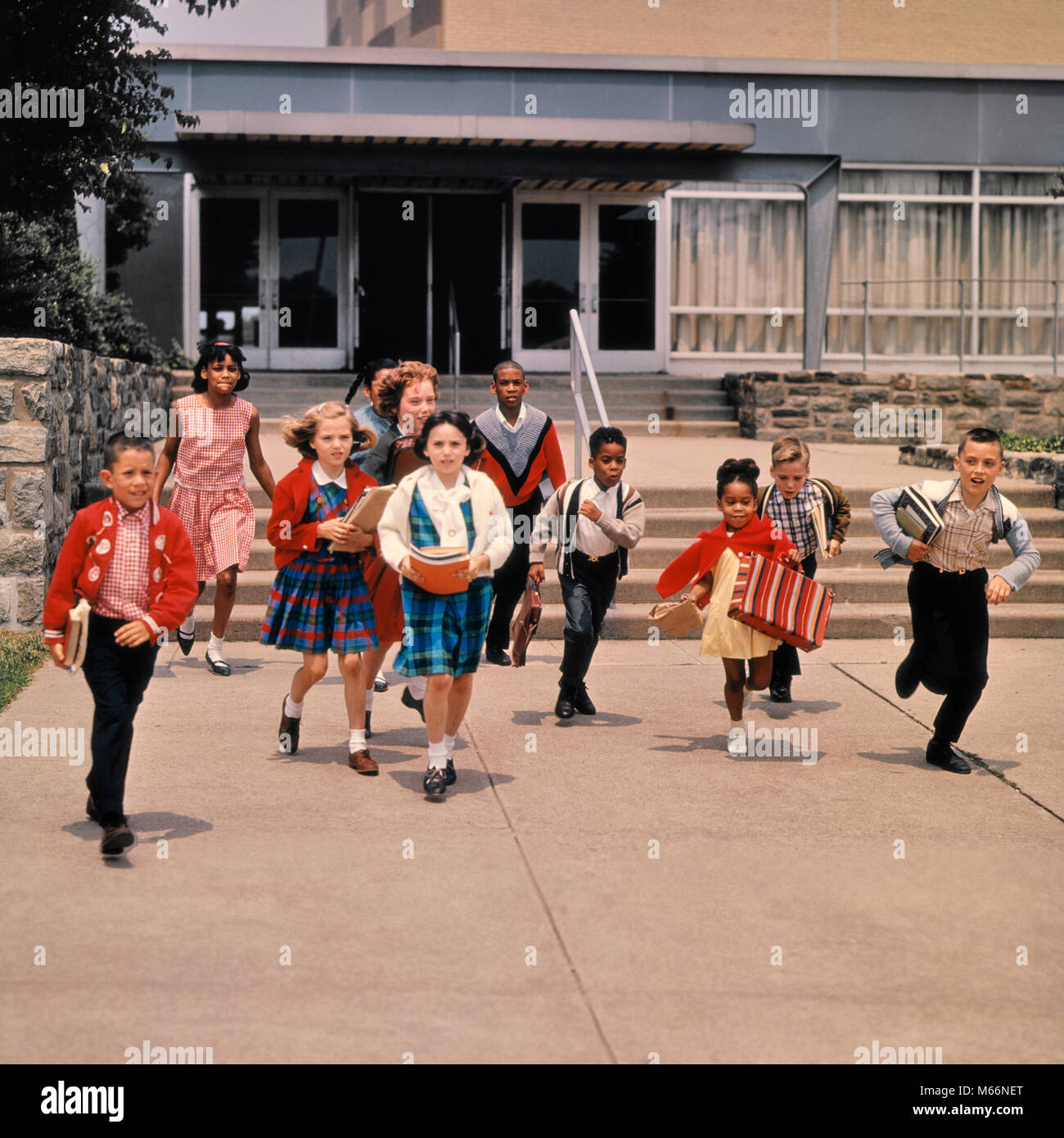 1960s GROUP OF SCHOOL CHILDREN RUNNING DOWN STEPS AWAY FROM SCHOOL BUILDING - ks3096 HAR001 HARS 10-12 YEARS 7-9 YEARS FREEDOM PRETEEN BOY SCHOOLS 5-6 YEARS GRADE AFRICAN-AMERICANS AFRICAN-AMERICAN EXCITEMENT ETHNIC DIVERSITY AFRICAN AMERICANS AFRICAN AMERICAN GROWTH PRIMARY SWEATERS ESCAPE GROUP OF PEOPLE K-12 GRADE SCHOOL JUVENILES MALES PRE-TEEN PRE-TEEN BOY PRE-TEEN GIRL BOOK BAGS CLASSMATES OLD FASHIONED SCHOOL’S OUT Stock Photo