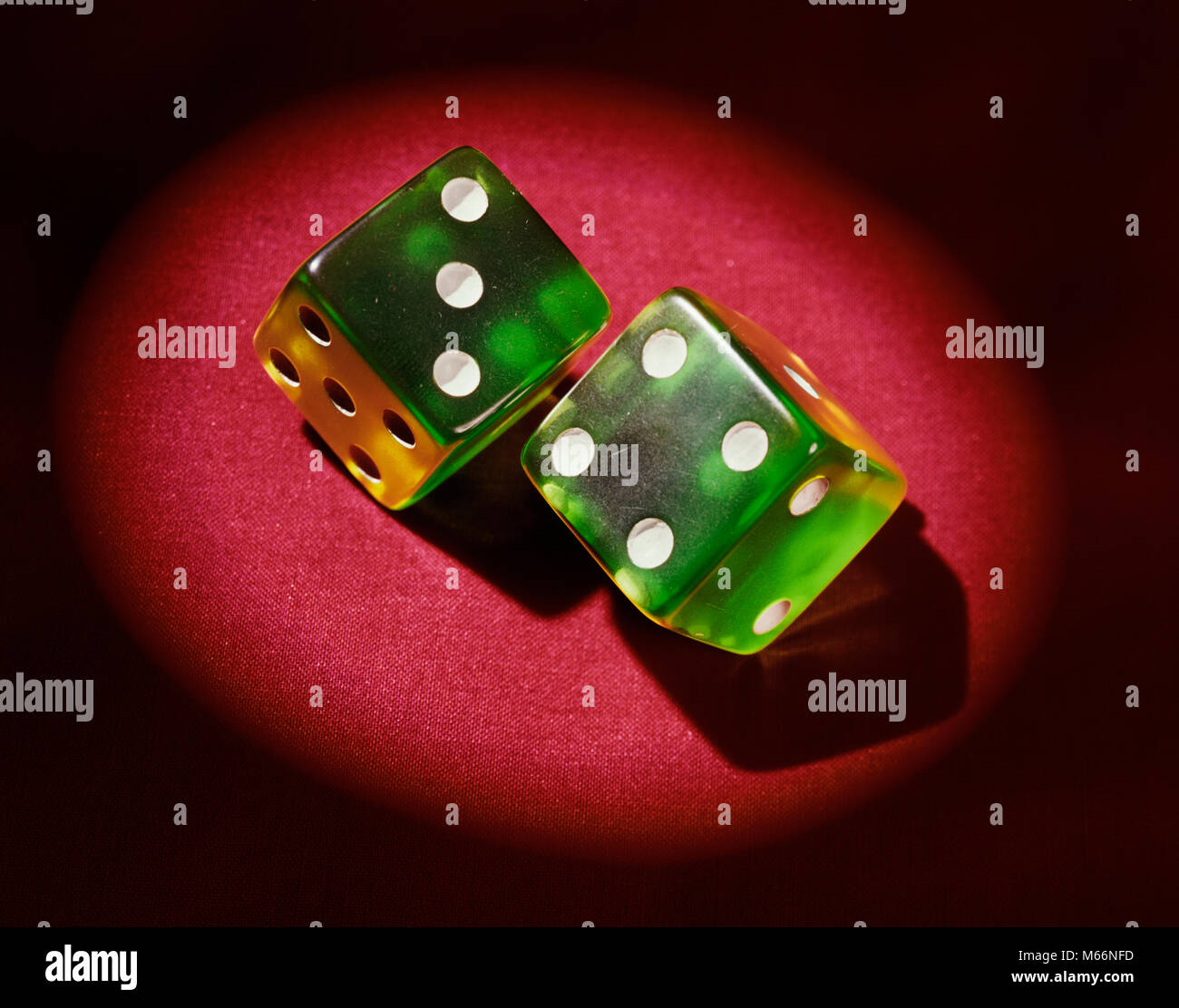 1960s PAIR OF GREEN DICE SHOWING LUCKY 7 ON RED BACKGROUND ks3252 HAR001 HARS SEVENELEVEN