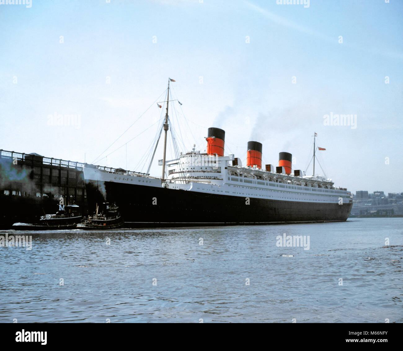 1950s CRUISE SHIP QUEEN MARY BACKING OUT OF WEST SIDE PIER ON VOYAGE TO EUROPE MANHATTAN NEW YORK CITY USA - ks38456 CPC001 HARS HUDSON RIVER OLD FASHIONED WEST SIDE Stock Photo