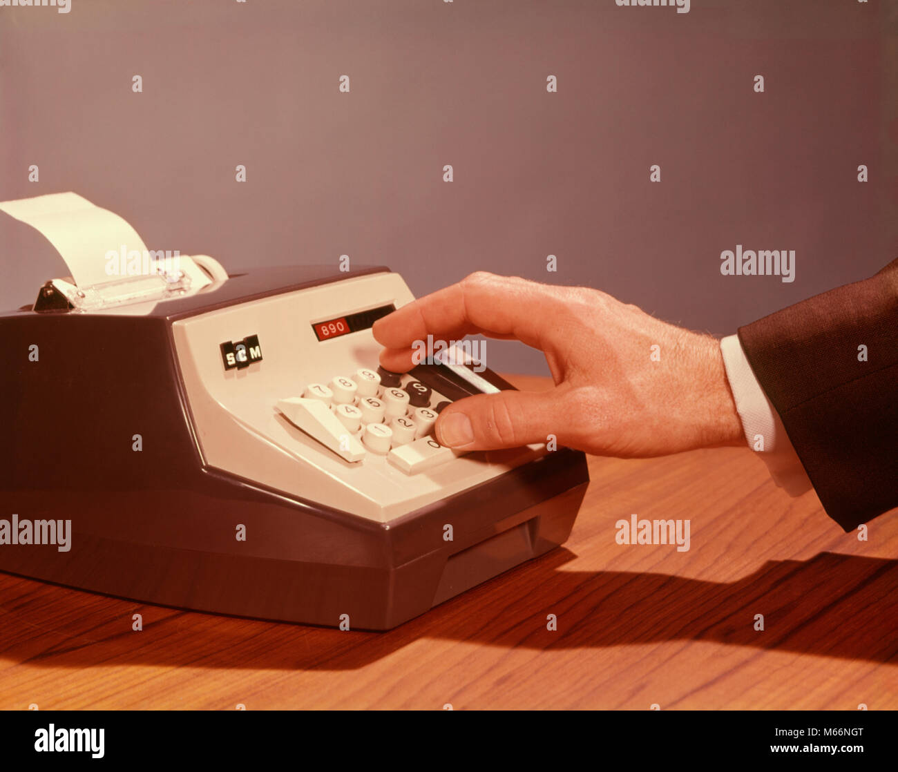 1960s 1970s MAN HAND USING ELECTRIC OFFICE EQUIPMENT CALCULATOR ADDING MACHINE - ks4953 HAR001 HARS PERSONS Stock Photo