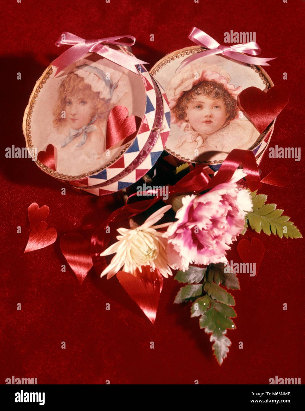 VALENTINES DAY BOXES PRESENTS PORTRAITS LITTLE GIRLS FLOWERS HEARTS RED - kv224 HAR001 HARS CAUCASIAN ETHNICITY FEAST DAY FEBRUARY 14 OLD FASHIONED PERSONS SAINT VALENTINE ST. VALENTINE ST. VALENTINE'S DAY VALENTINE'S DAY Stock Photo