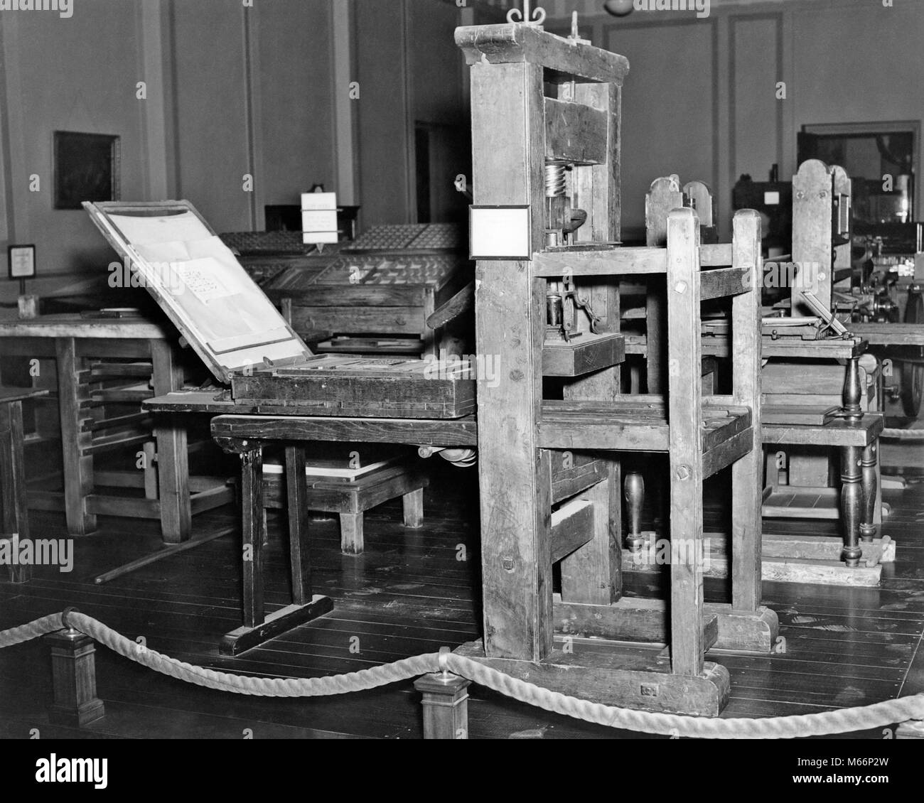 1940s REPRODUCTION OF BENJAMIN FRANKLIN 1754 COLONIAL PRINTING PRESS ON DISPLAY FRANKLIN INSTITUTE PHILADELPHIA PA USA - o4034 HAR001 HARS REPRODUCTION Stock Photo