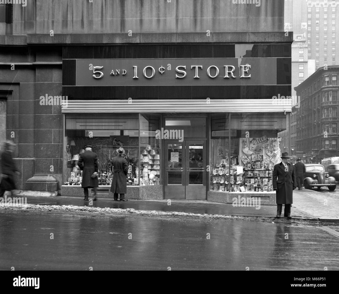 Convenience store front corner Black and White Stock Photos & Images