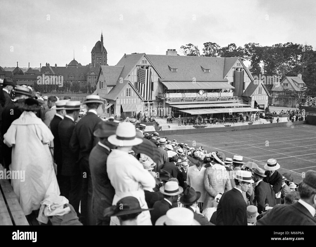 1910s 1916 DAVIS CUP TENNIS MATCH AT THE FOREST HILLS TENNIS CLUB LONG ISLAND NEW YORK USA - q45902 CPC001 HARS BUILDINGS NOSTALGIA SPECTATORS NORTH AMERICA WIDE ANGLE HIGH ANGLE PROPERTY EXCITEMENT EXTERIOR RECREATION NYC PROFESSIONAL SPORTS REAL ESTATE NEW YORK STRUCTURES 1910s BLEACHERS CITIES EDIFICE MEN'S NEW YORK CITY STANDS BOROUGH FANS MALES 1916 B&W BLACK AND WHITE DAVIS FOREST HILLS INTERNATIONAL OLD FASHIONED PERSONS SPORTS EVENT TEAM EVENT VENUE Stock Photo