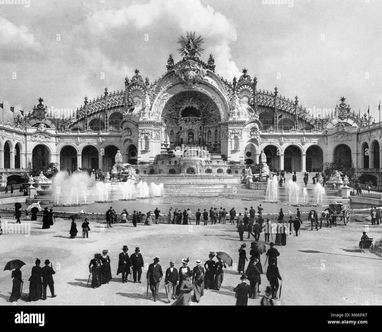 1900 CHATEAU OF WATER AT THE PARIS EXPOSITION WITH PALACE OF ELECTRICITY BEHIND UNIVERSELLE WORLD'S FAIR PARIS FRANCE - q66109 CPC001 HARS MALES B&W BLACK AND WHITE CHATEAU EXPO EXPOSITION EXPOSITION UNIVERSELLE LOUIS XV STYLE OLD FASHIONED PERSONS UNIVERSELLE Stock Photo
