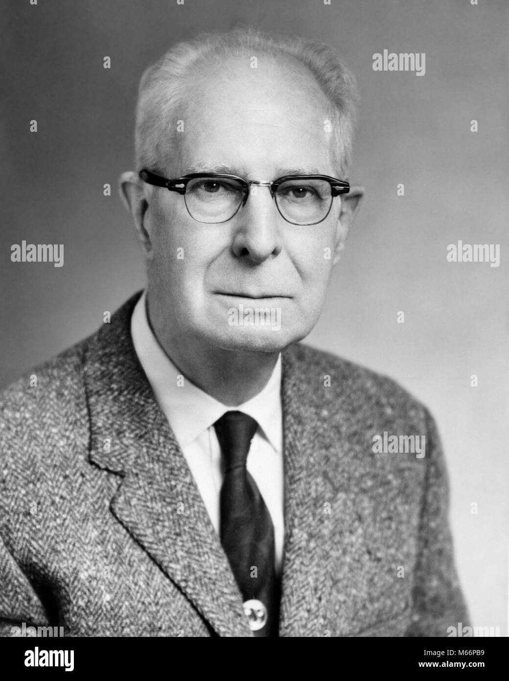 1960s PORTRAIT OF SERIOUS GRIM MEAN UNSMILING SENIOR MAN WEARING GLASSES LOOKING AT CAMERA - q68111 CPC001 HARS STERN ELDERS GRIM MALES SOMBER B&W BLACK AND WHITE CAUCASIAN ETHNICITY CHARLES PHELPS CUSHING DOUR HUMORLESS LOOKING AT CAMERA OLD FASHIONED PERSONS POKER FACE POKER-FACED SOBER STONE FACE STONE-FACED UNSMILING Stock Photo