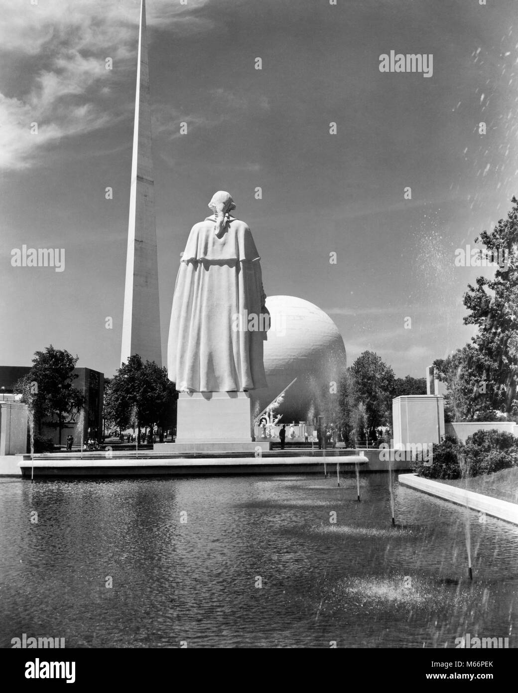 1930s 1939 WORLD'S FAIR CONSTITUTION MALL POND SURROUNDED BY STATUES ...