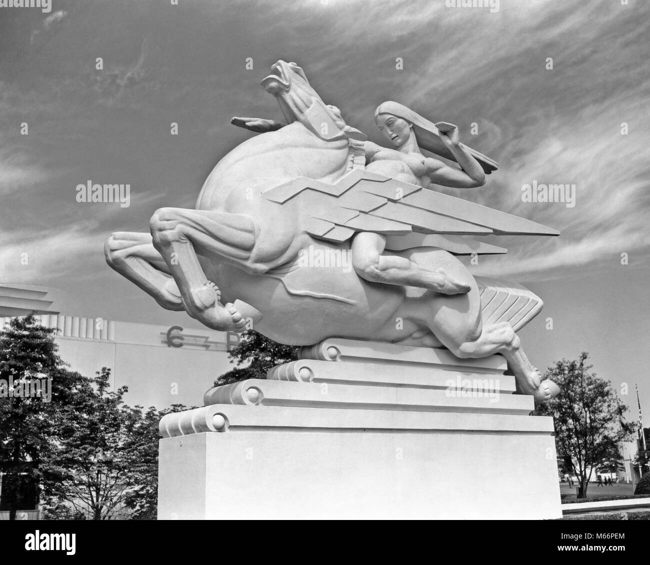 1930s 1939 WORLD'S FAIR MONUMENT TO SPEED IN THE COURT OF COMMUNICATIONS NEW YORK CITY NY USA - r1370 PAL001 HARS LOW ANGLE NOBODY GOTHAM NYC WORLD'S FAIR CONCEPTUAL CREATIVITY NEW YORK STILL LIFE CITIES IMAGINATION NEW YORK CITY SYMBOLIC 1939 MAMMAL WINGED ART DECO B&W BLACK AND WHITE COURT OF COMMUNICATIONS MONUMENT TO SPEED OLD FASHIONED PERSONS REPRESENTATION Stock Photo