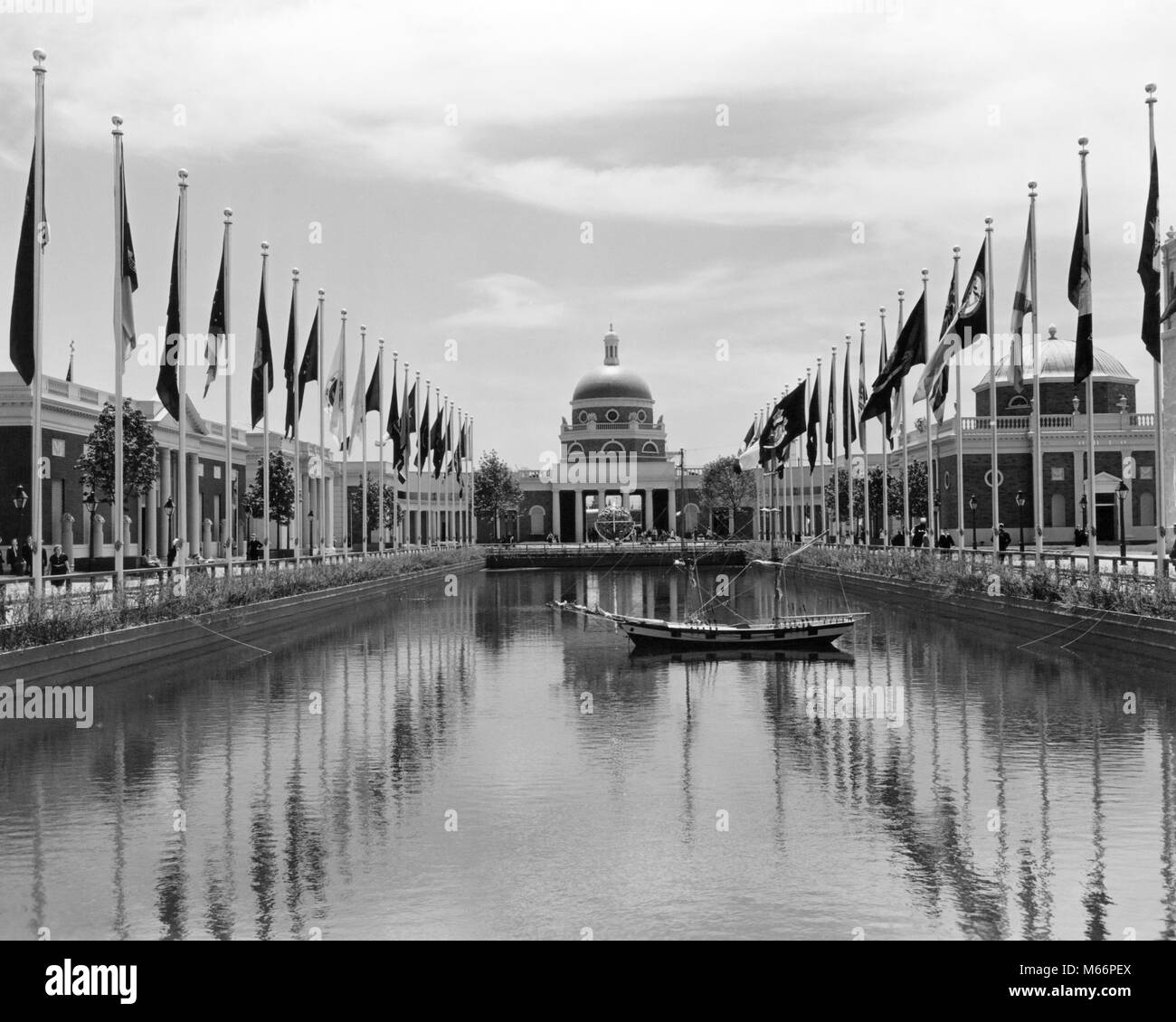 1930s 1939 WORLD'S FAIR COURT OF STATES NEW YORK CITY NY USA - r1382 PAL001 HARS BLACK AND WHITE COURT OF STATES EXPO EXPOSITION OLD FASHIONED Stock Photo