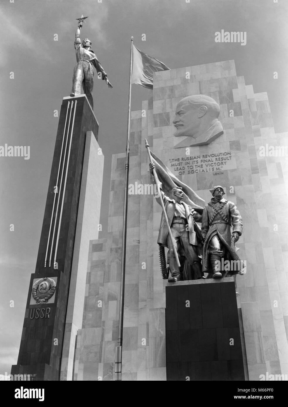 1930s 1939 WORLD'S FAIR RUSSIAN BUILDING WITH STATUES AND LENIN PLAQUE NEW YORK CITY NY USA - r1384 PAL001 HARS BOROUGH COMMUNIST RUSSIAN STATUES B&W BLACK AND WHITE COMMUNISM CORONA PARK EXHIBITION EXPO EXPOSITION FLUSHING MEADOW LENIN NATIONALISTIC OLD FASHIONED PAVILION PLAQUE SOVIET UNION OF SOVIET SOCIALISTIC REPUBLICS USSR Stock Photo