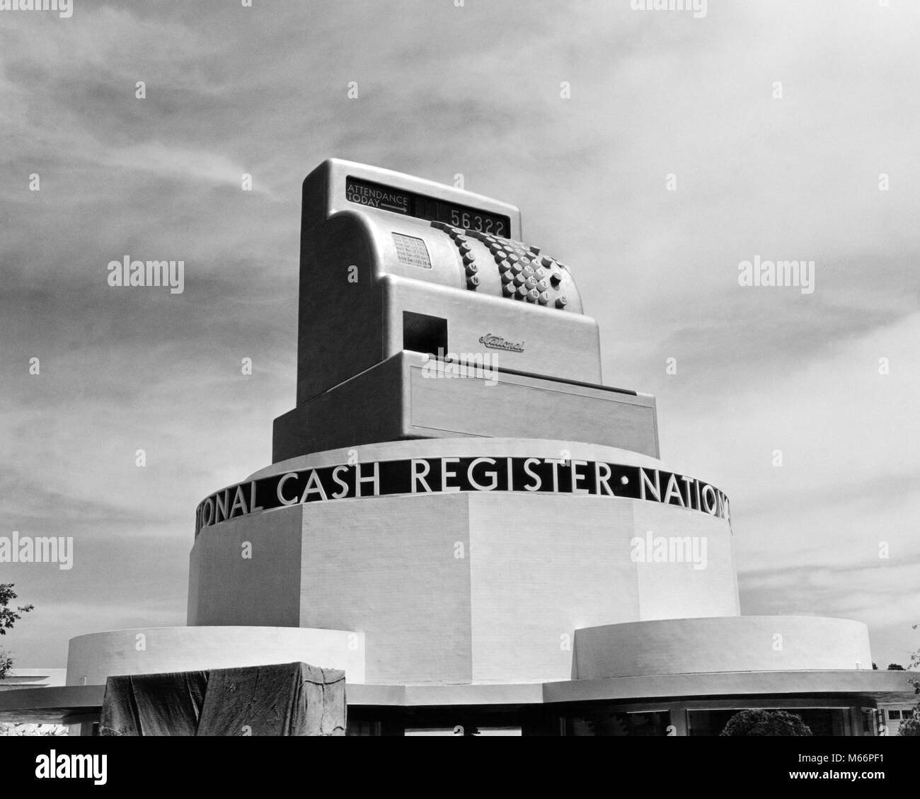 1930s 1939 WORLD'S FAIR NATIONAL CASH REGISTER GIANT CASH REGISTER DISPLAYED DAILY FAIR ATTENDANCE NEW YORK CITY USA - r1393 PAL001 HARS NCR ATTENDANCE B&W BLACK AND WHITE CORONA PARK DAILY DISPLAYED DISPLAYING DISPLAYS EXPO EXPOSITION FLUSHING MEADOW GIANT OLD FASHIONED Stock Photo