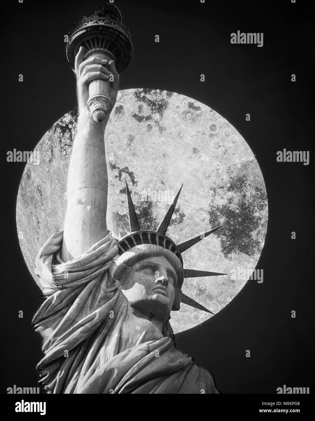 STATUE OF LIBERTY SHOWN FROM BUST UP FULL MOON IN BACKGROUND NEW YORK CITY USA - r27762 PHT001 HARS UNITED STATES TORCH ICON INSPIRATION UNITED STATES OF AMERICA NY SPIRITUALITY MONUMENT NOSTALGIA NORTH AMERICA LUNAR FREEDOM NORTH AMERICAN IMMIGRANTS ICONS DREAMS URBAN CENTER STRENGTH IMMIGRANT NOBODY POWERFUL TOURIST GOTHAM NORTHEAST TRAVEL USA INNOVATION OPPORTUNITY VERTICAL ATTRACTION NYC PATRIOT POLITICS STATUARY CONCEPTUAL EAST COAST NEW YORK CITIES IMAGINATION IMMIGRATION PATRIOTIC TRAVEL NEW YORK CITY NEW YORK CITY SYMBOLIC IMMIGRATING PATRIOTISM STATUE OF LIBERTY STATUES Stock Photo
