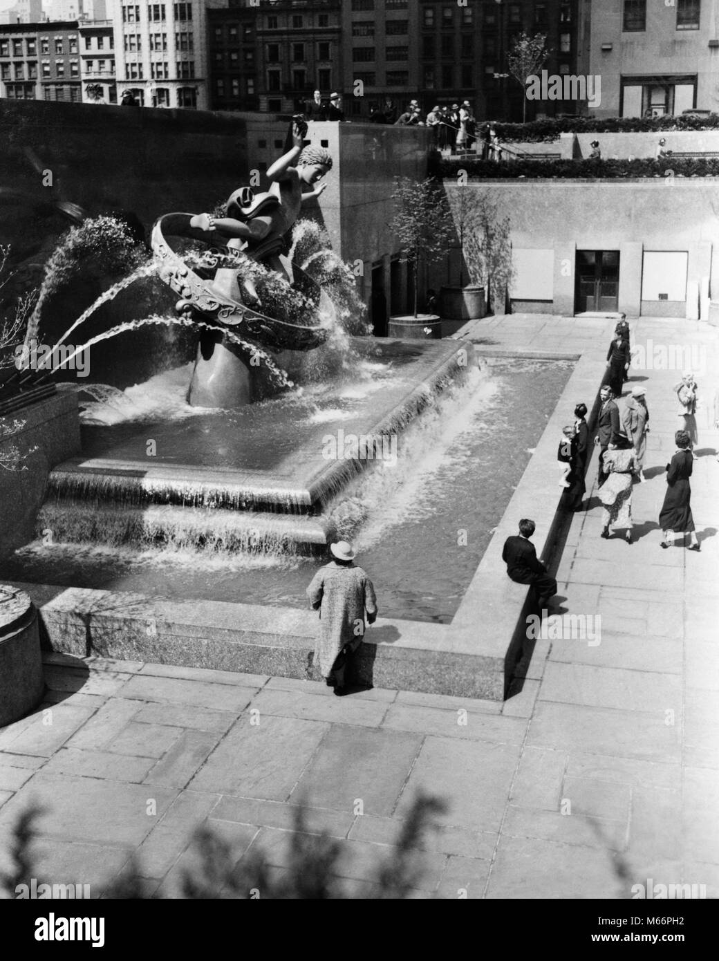 1930s PROMETHEUS FOUNTAIN ROCKEFELLER CENTER MANHATTAN NEW YORK CITY USA - r708 HAR001 HARS ROCKEFELLER CENTER Stock Photo