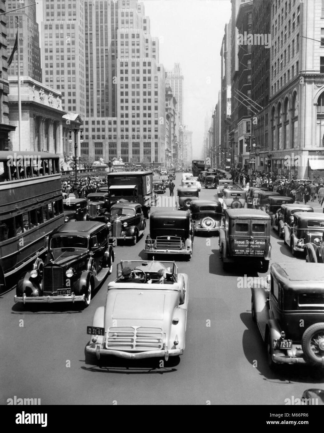 1930s CARS TRUCKS DOUBLE DECKER BUSES STREET TRAFFIC 5TH AVENUE TRAFFIC BY PUBLIC LIBRARY MANHATTAN NEW YORK CITY USA - t2251 HAR001 HARS SUCCESS TRUCKS MIDTOWN AUTOS EXCITEMENT PROGRESS GOTHAM DIRECTION NYC NEW YORK AUTOMOBILES CITIES VEHICLES NEW YORK CITY BUSES CONGESTION TRANSIT 5TH AVENUE B&W BLACK AND WHITE DECKER DOUBLE DECKER FIFTH AVENUE OLD FASHIONED Stock Photo