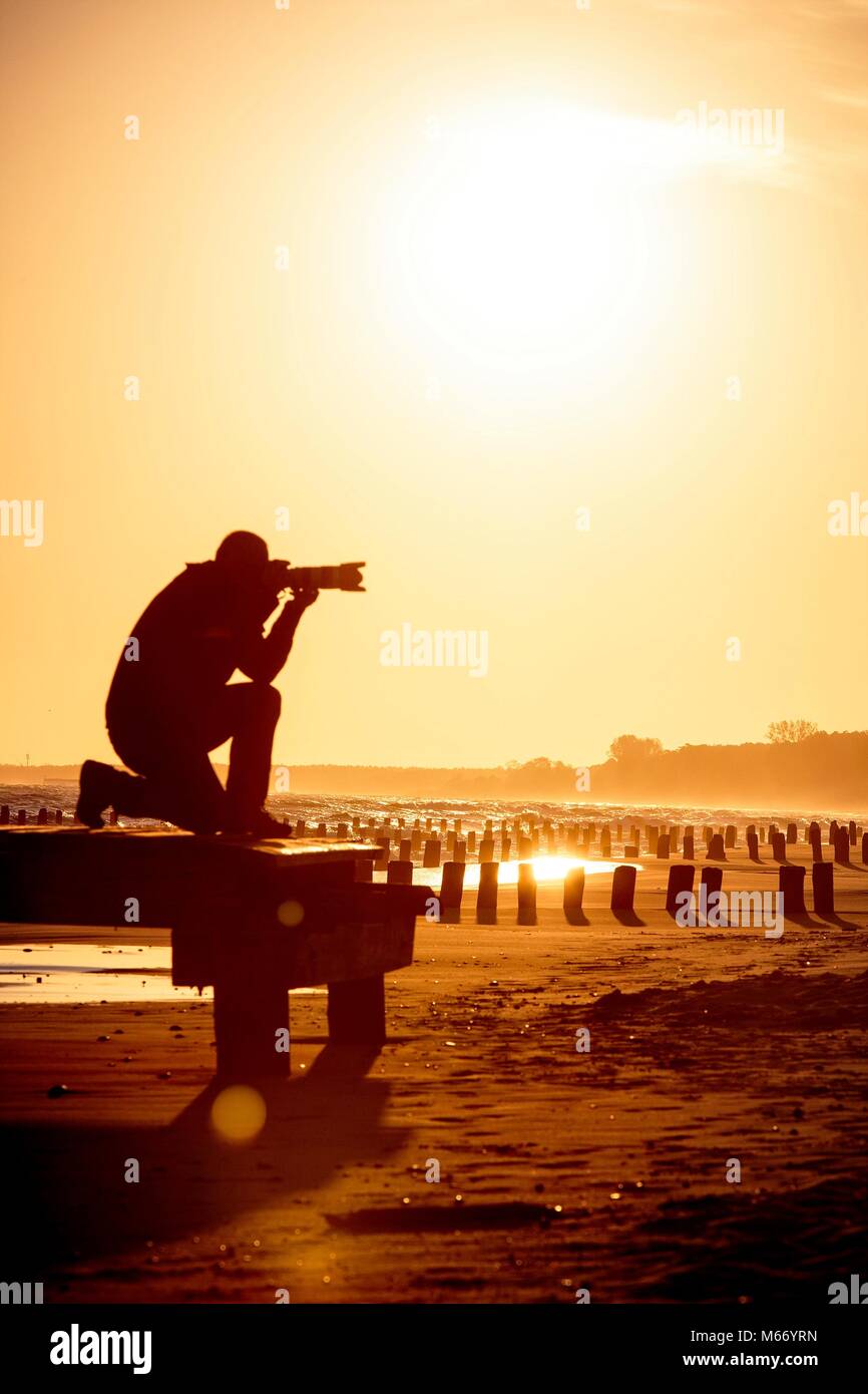 Man kneeling silhouette hi-res stock photography and images - Alamy