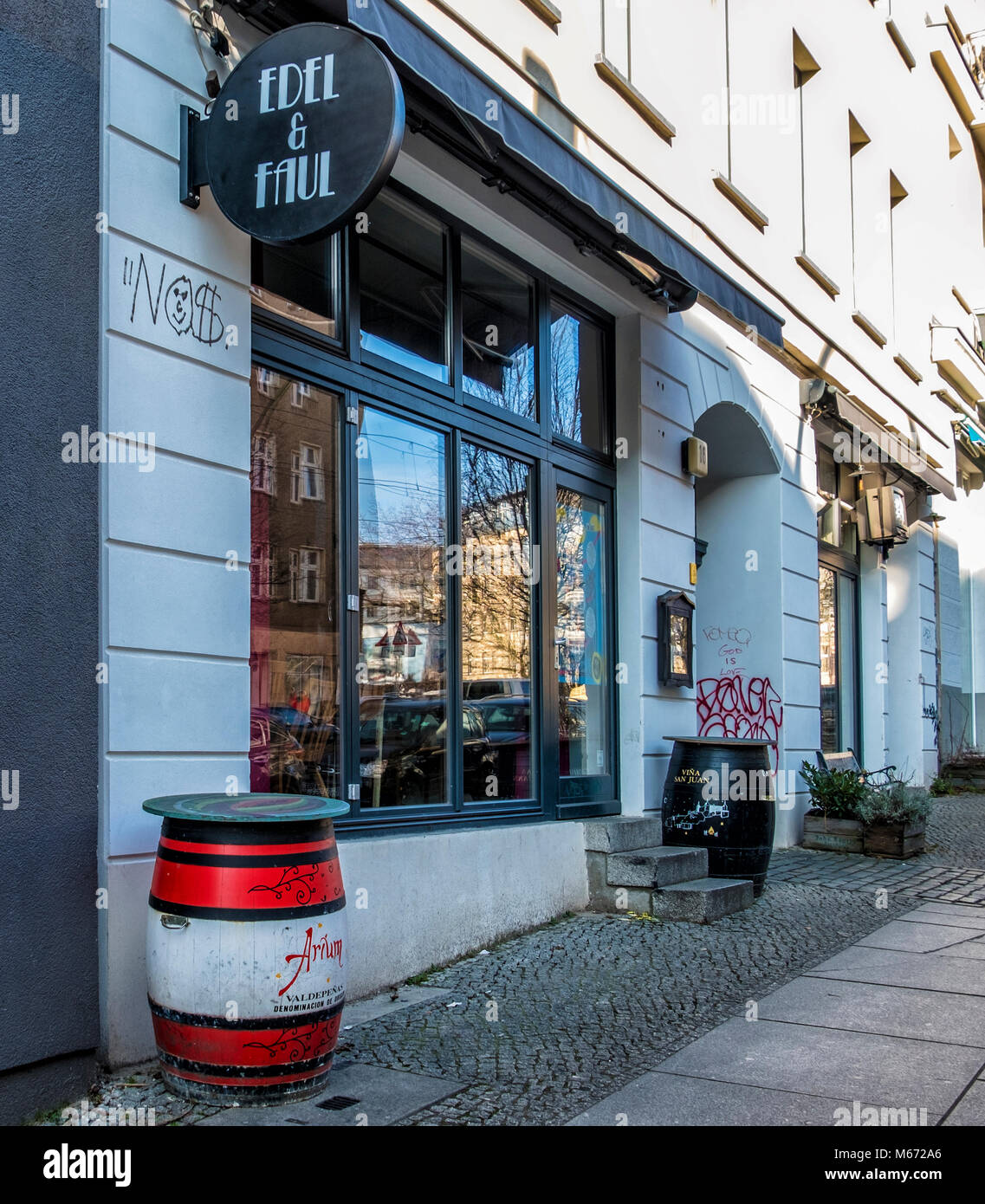 Berlin, Mitte. Edel & faul. Venue for artistic events and wine tasting. Events venue exterior with sign & wine barrels Stock Photo