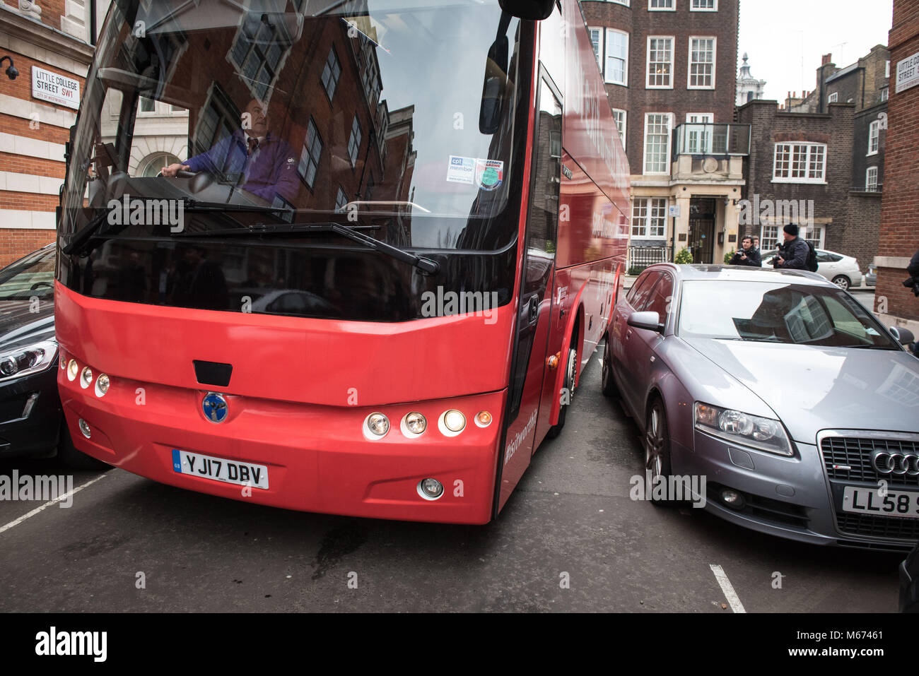 College Green, Westminster, London, UK. 21st February 2018. The Brexit Bus experiences a tight squeeze between parked cars in Westminster. Stock Photo