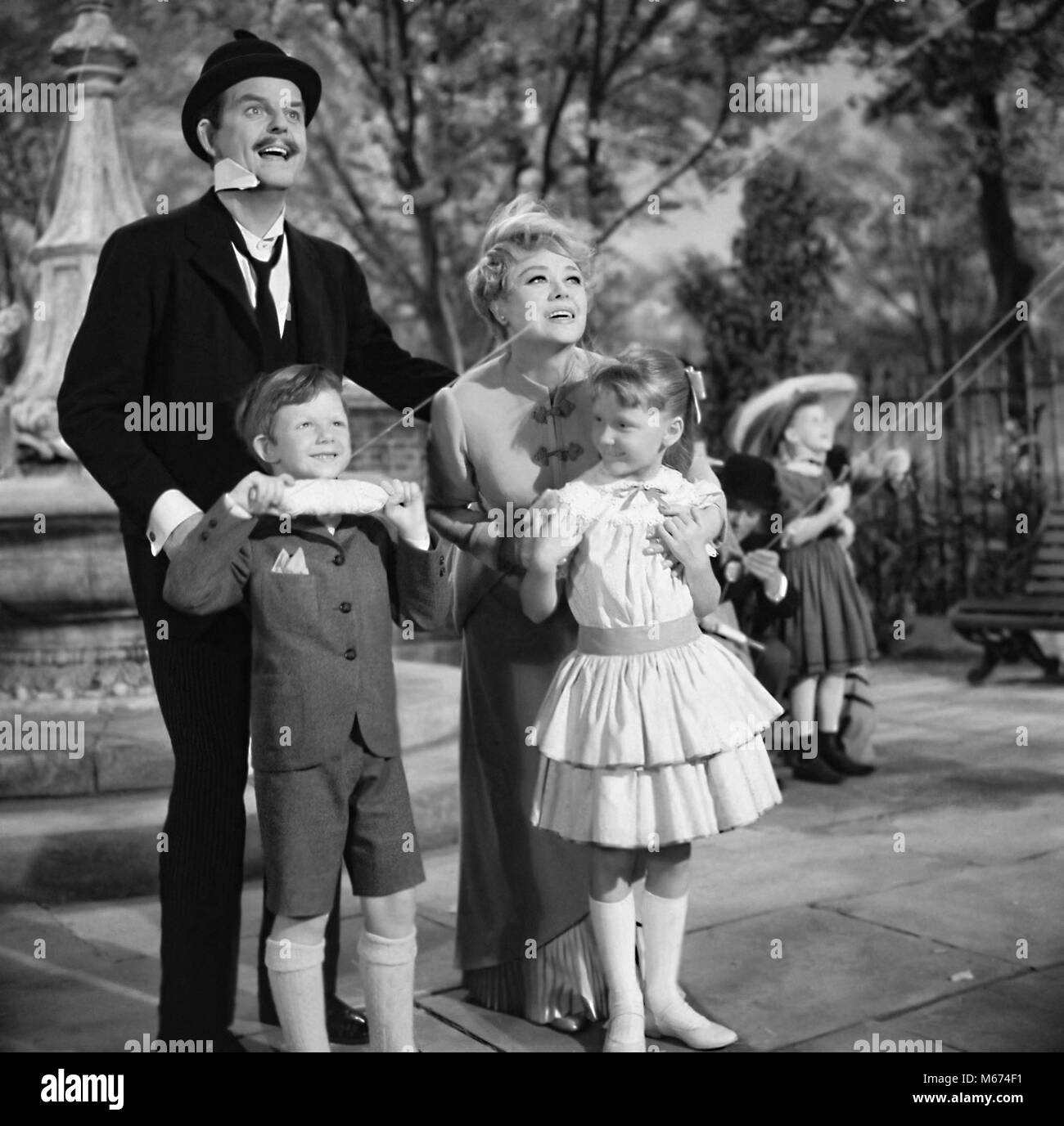 Glynis johns in mary poppins Black and White Stock Photos & Images - Alamy