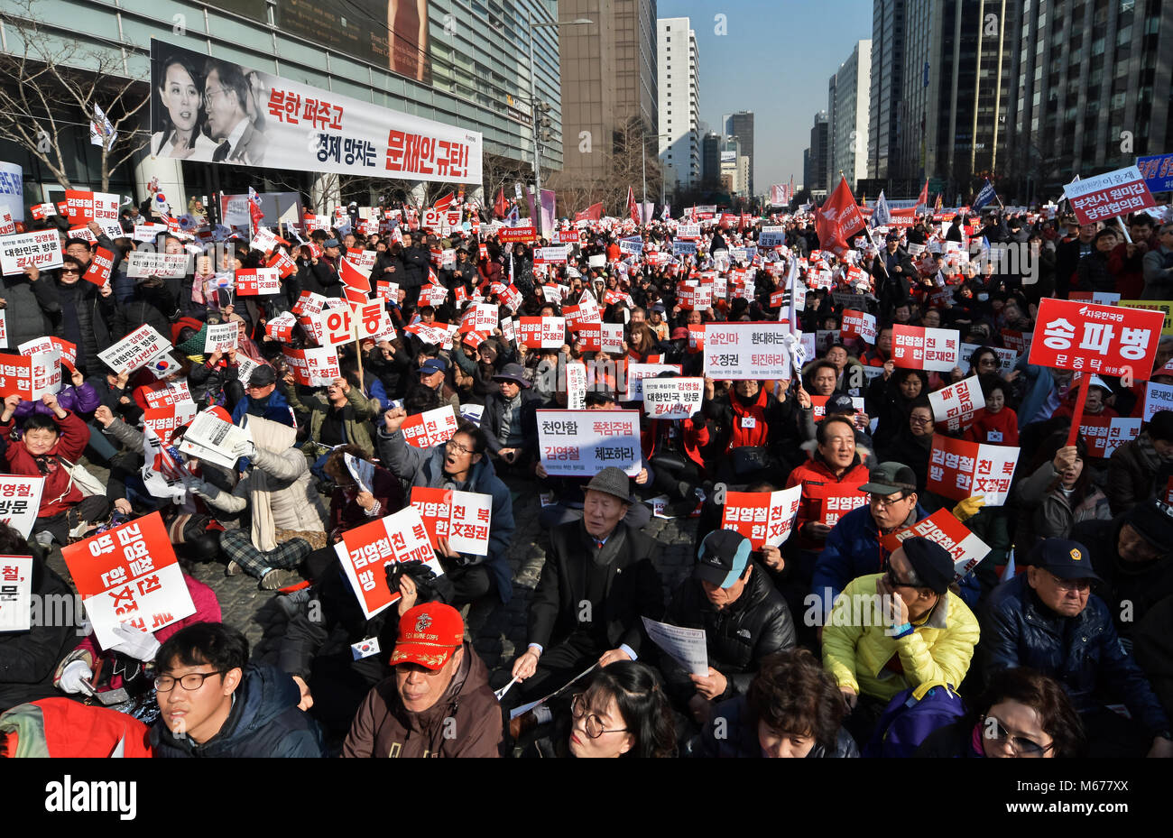 February 26, 2018, Seoul, South Korea : Participants shout slogans during a rally against a visit of Kim Yong Chol, vice chairman of Central Committee of Workers' Party of North Korea at the Cheonggyecheon square in Seoul, South Korea on February 26, 2018. Stock Photo