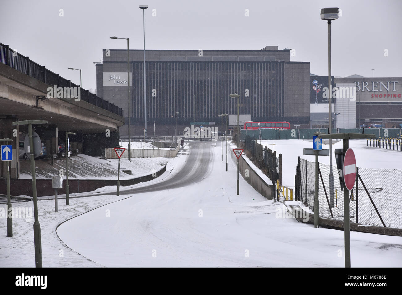 Staples Corner, London, UK. 1st March 2018. Snowy conditions at Brent