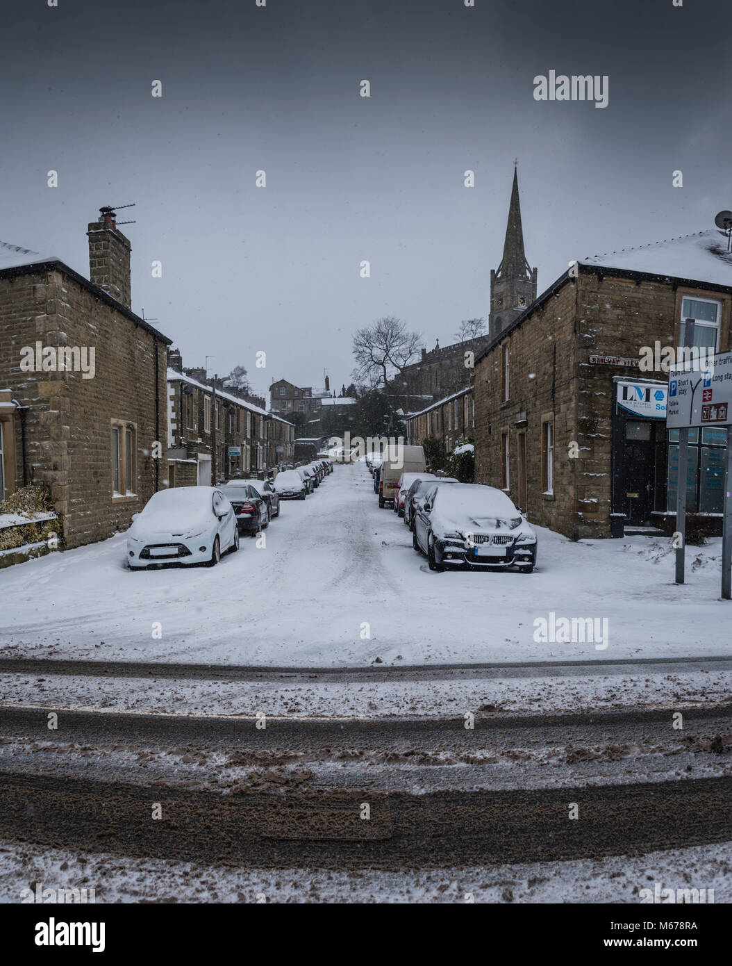 Clitheroe, Lancs. 1st Mar, 2018. UK Weather: Early morning snow brings Clitheroe and the Ribble Valley to a near standstill.  Commuters face a difficult task with public transport delays and closed roads.  Many schools closed. Credit: STEPHEN FLEMING/Alamy Live News Stock Photo