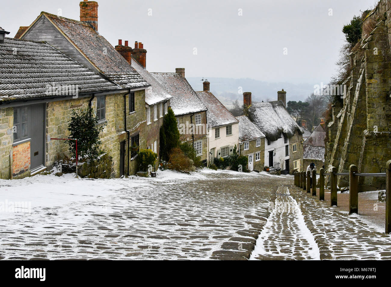 gold-hill-snow-shaftesbury-hi-res-stock-photography-and-images-alamy