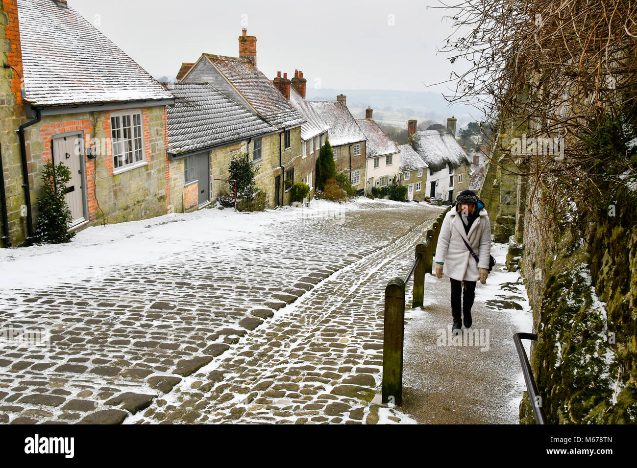 gold-hill-snow-shaftesbury-hi-res-stock-photography-and-images-alamy