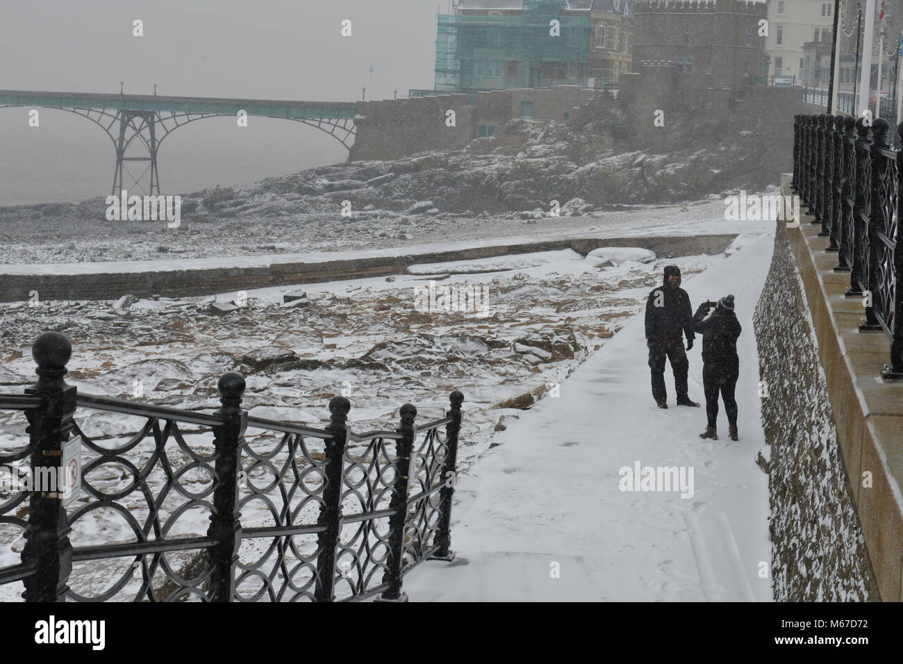 Clevedon Sea Front. 1st Mar, 2018. UK Weather: UK Weather Time for a Quick Photographh. Seafront at Clevedon during snow storm, with the arrival of Storm Emma 1 Hour away. Robert Timoney/Alamy/Live/news Credit: Robert Timoney/Alamy Live News Stock Photo