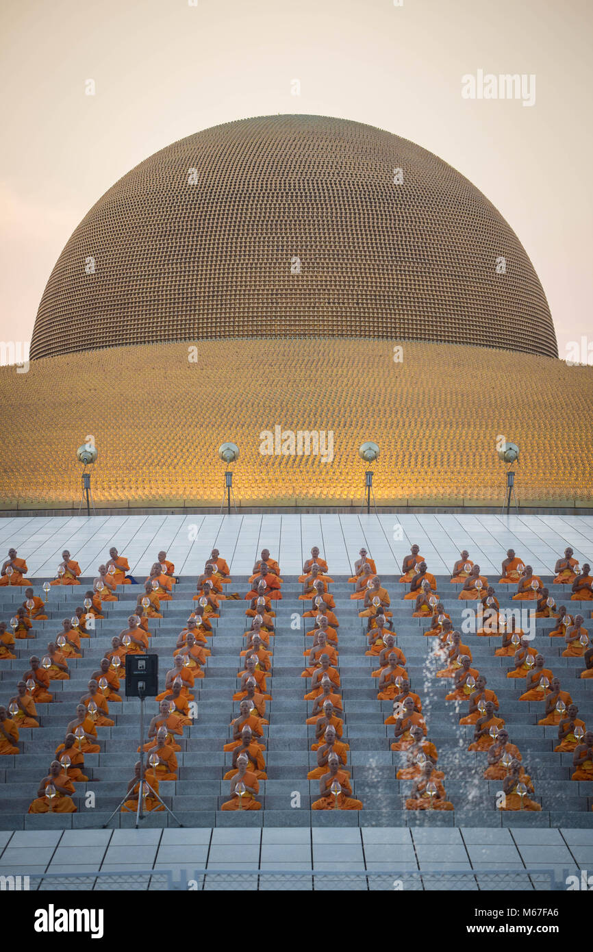 Bangkok Pathum Thani Thailand 1st Mar 18 Monks Seen Praying Stock Photo Alamy