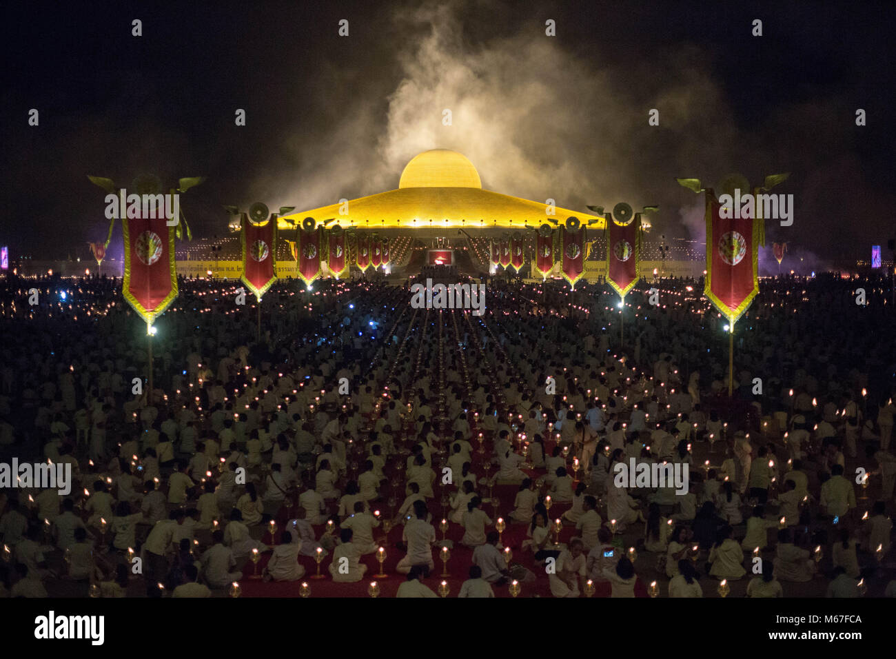 Bangkok, Pathum Thani, Thailand. 1st Mar, 2018. A general view of the Dhammakaya Temple during the yearly Makha Bucha ceremony in the north of Bangkok.Buddhist devotees celebrate the annual festival of Makha Bucha, one of the most important day for buddhists around the world. More than a thousand monks and hundred of thousand devotees were gathering at Dhammakaya Temple in Bangkok to attend the lighting ceremony. Credit: 1C0A9625.jpg/SOPA Images/ZUMA Wire/Alamy Live News Stock Photo