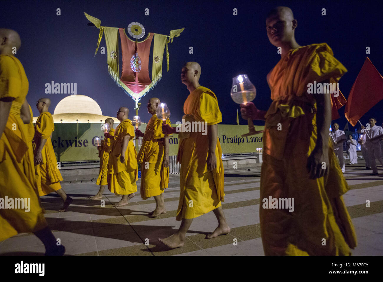 Bangkok, Pathum Thani, Thailand. 1st Mar, 2018. Monks seen walking around the temple while holding lanterns during the yearly Makha Bucha ceremony in the north of Bangkok.Buddhist devotees celebrate the annual festival of Makha Bucha, one of the most important day for buddhists around the world. More than a thousand monks and hundred of thousand devotees were gathering at Dhammakaya Temple in Bangkok to attend the lighting ceremony. Credit: 1C0A9540.jpg/SOPA Images/ZUMA Wire/Alamy Live News Stock Photo