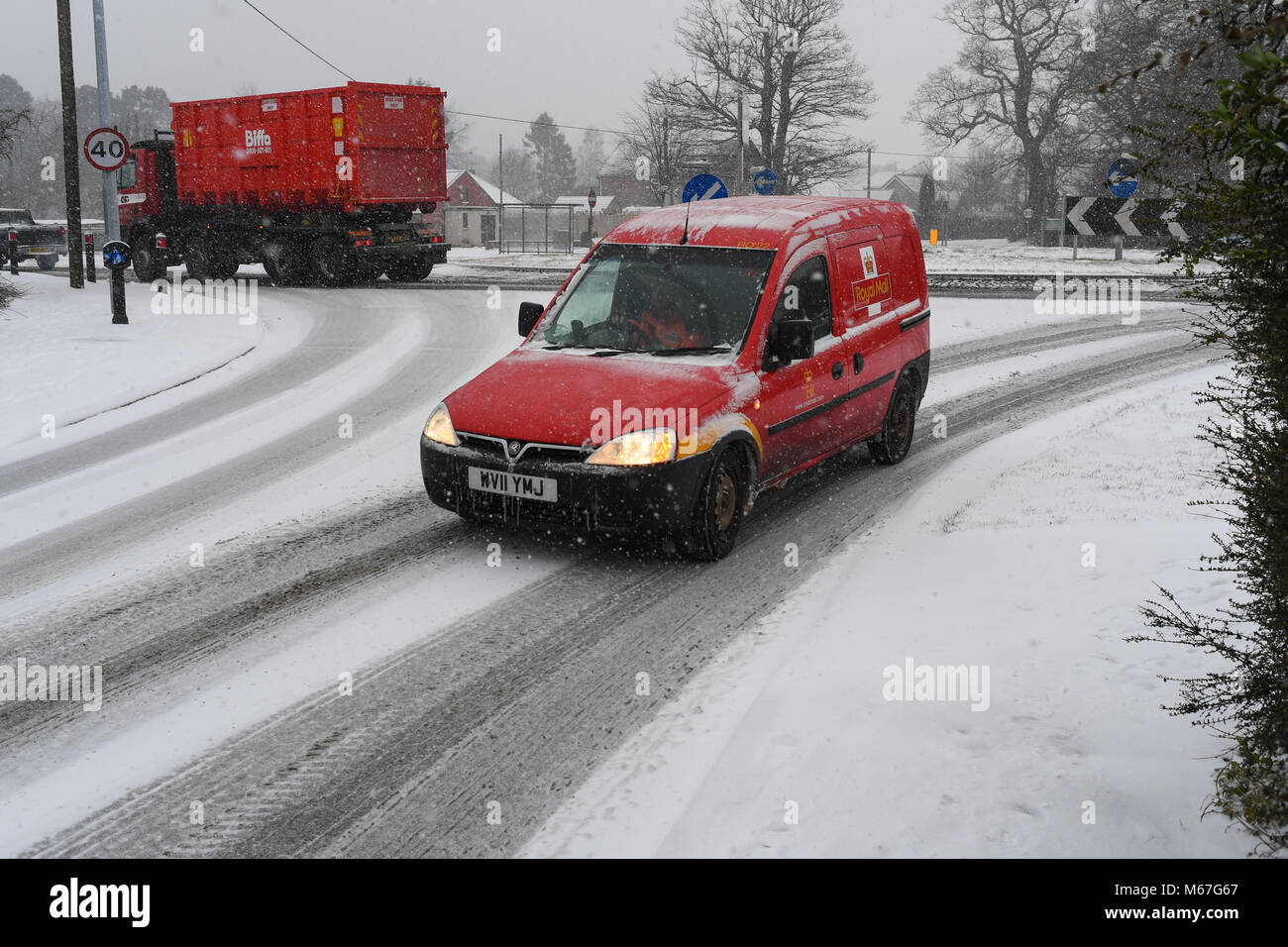 Southampton, UK. 1st March, 2018. Thursday 1st March 2018 UKsnow West Wellow Southampton England. The local postman fight his way through the snow and delivers his post to the village community of West Yellow near Romsey, just as the snow really starts to come in pushed by storm Emma,  Storm Emma combined with the ' Beast from the East' hits West Wellow, Romsey Hampshire in the late afternoon causing mayhem on the A36 the main route from Southampton to Salisbury. Cars and trucks were getting stuck on the many hills blocking traffic. Credit: PBWPIX/Alamy Live News Stock Photo